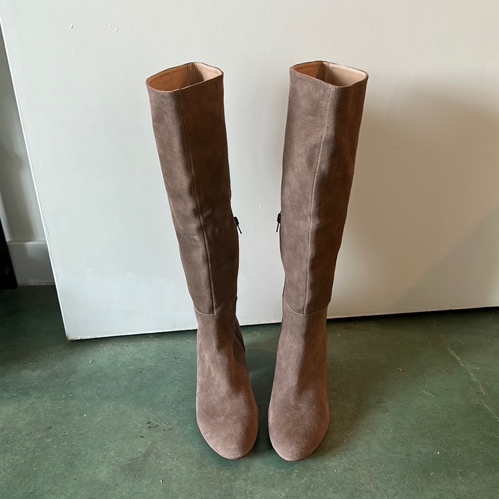 Suede boots worn 1 time. In great condition!